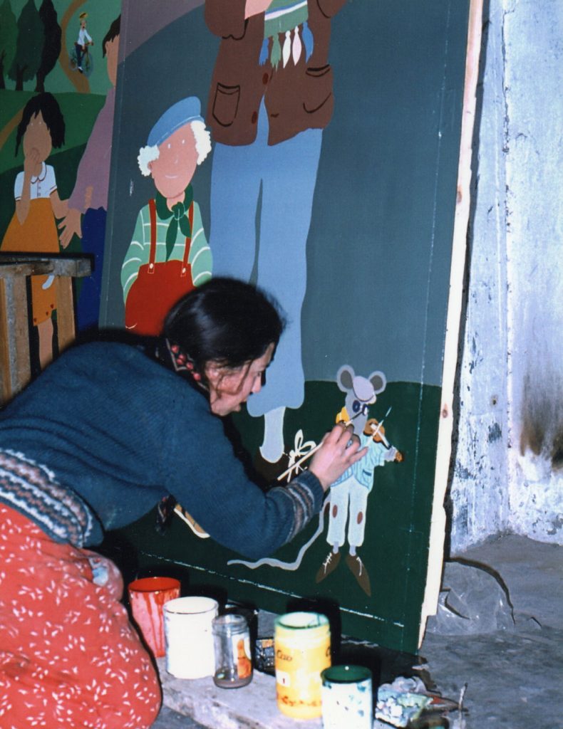La Marta Balaguer pintant el teatret
